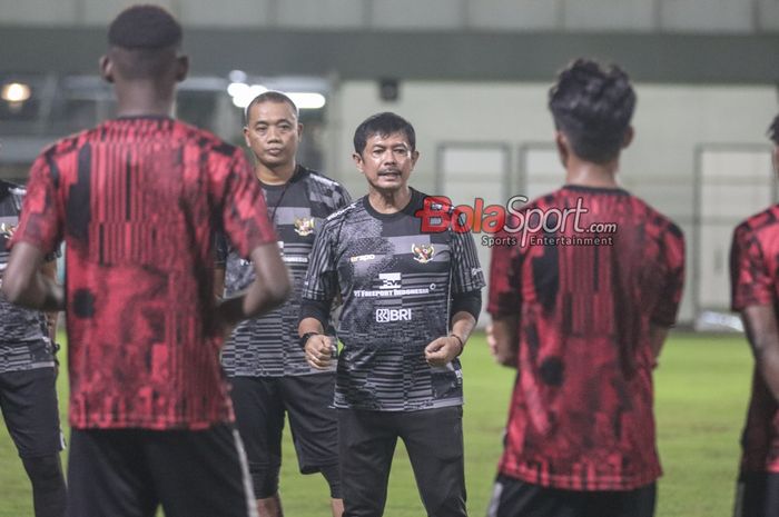 Pelatih timnas U-20 Indonesia, Indra Sjafri, sedang memberikan intruksi kepada para pemainnya berlatih di Lapangan B, Senayan, Jakarta, Rabu (27/3/2024) malam. 