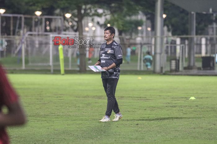 Direktur Teknik PSSI sekaligus Pelatih timnas U-20 Indonesia, Indra Sjafri, sedang memantau para pemainnya berlatih di Lapangan B, Senayan, Jakarta, Rabu (27/3/2024) malam. 