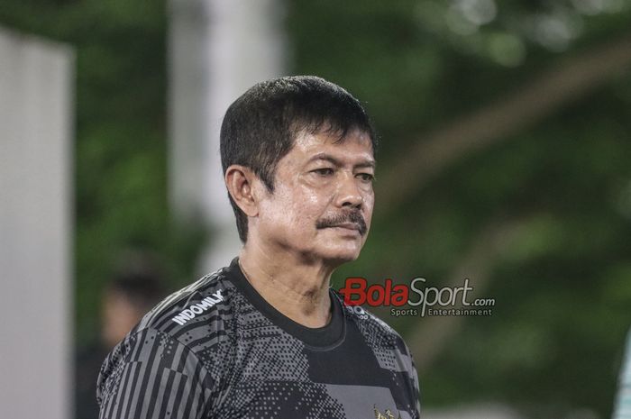 Pelatih timnas U-20 Indonesia, Indra Sjafri, sedang memantau para pemainnya berlatih di Lapangan B, Senayan, Jakarta, Rabu (27/3/2024) malam. 