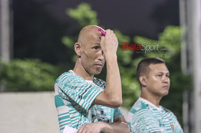 Pelatih timnas wanita U-17 Indonesia, Satoru Mochizuki, sedang memantau para pemainnya berlatih di Lapangan A, Senayan, Jakarta, Rabu (27/3/2024) malam.