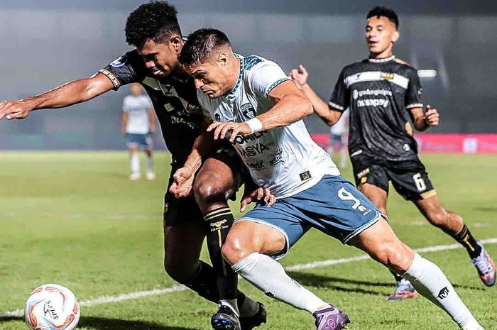 Suasana pertandingan Dewa United vs Persita pada laga pekan ke-30 Liga 1 2023-2024 di Stadion Indomilk Arena, Tangerang, Rabu (27/3/2024).