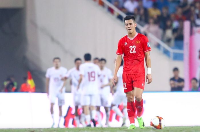 Striker Timnas Vietnam, Nguyen Tien Linh, tampak kecewa saat timnya dipermalukan Timnas Indonesia di ajang Kualifikasi Piala Dunia 2026.