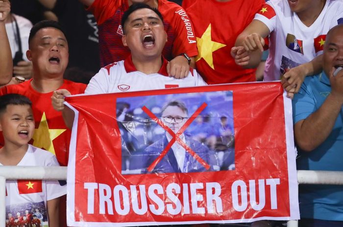 Suporter Vietnam membentangkan spanduk Troussier Out dalam laga kontra Timnas Indonesia di Stadion My Dinh, Hanoi, Selasa (26/3/2024) malam WIB.