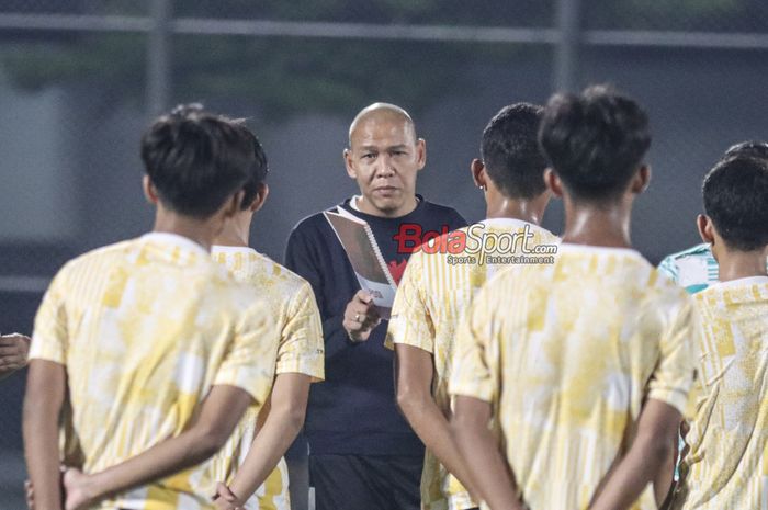 Pelatih timnas U-16 Indonesia, Nova Arianto, sedang melatih para pemainnya di Lapangan Latih JIS (Jakarta International Stadium), Jakarta Utara, Kamis (28/3/2024).