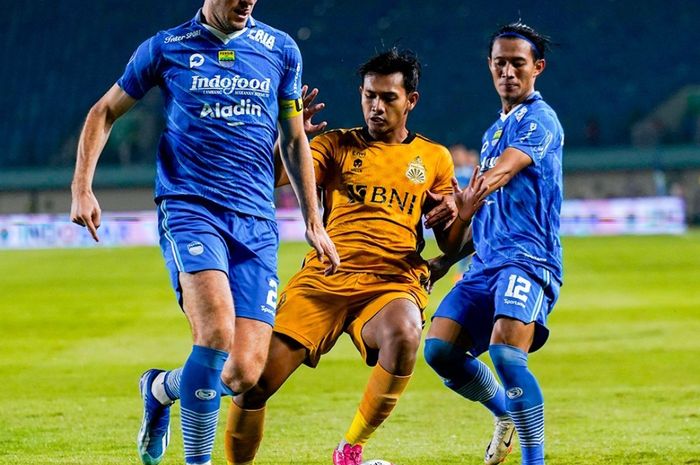 Suasana pertandingan Persib vs Bhayangkara FC pada laga pekan ke-30 Liga 1 2023-2024 di Stadion Si Jalak Harupat, Bandung, Kamis (28/3/2024).