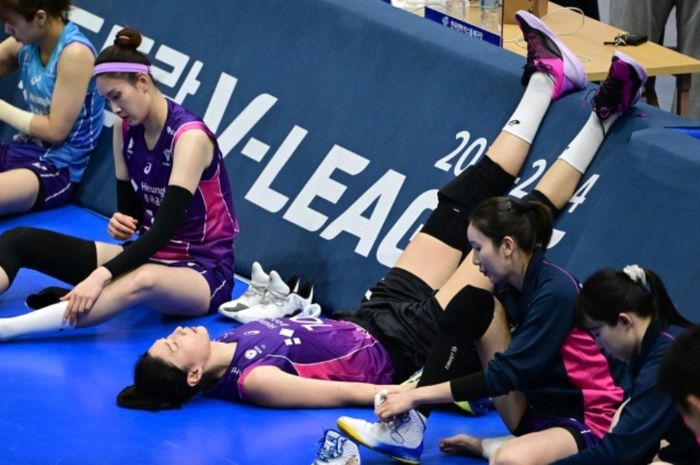 Pebola voli Incheon Heungkuk Life Pink Spiders, Kim Yeon-koung berbaring usai kalah pada laga final pertama Liga Voli Korea dari Suwon Hyundai E&amp;C Hillstate, Kamis (28/3/2024)