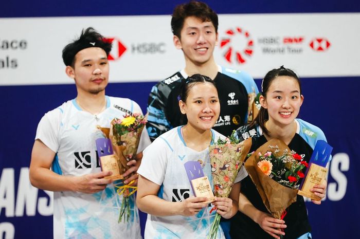 Ganda campuran China, Cheng Xing/Zhang Chi dan ganda campuran Indonesia, Rinov Rivaldy/Pitha Haningtyas Mentari di podium Orleans Masters 2024