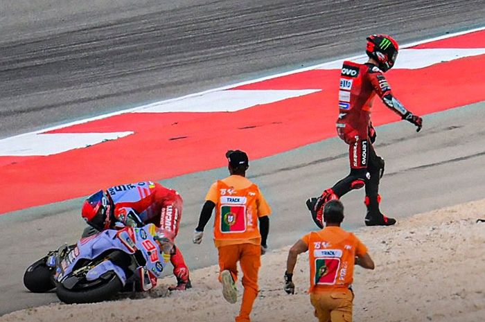 Insiden tabrakan Marc Marquez dan Francesco Bagnaia pada balapan MotoGP Portigal 2024 di Sirkuit Algarve, Portimao, Portugal, Minggu (24/3/2024).