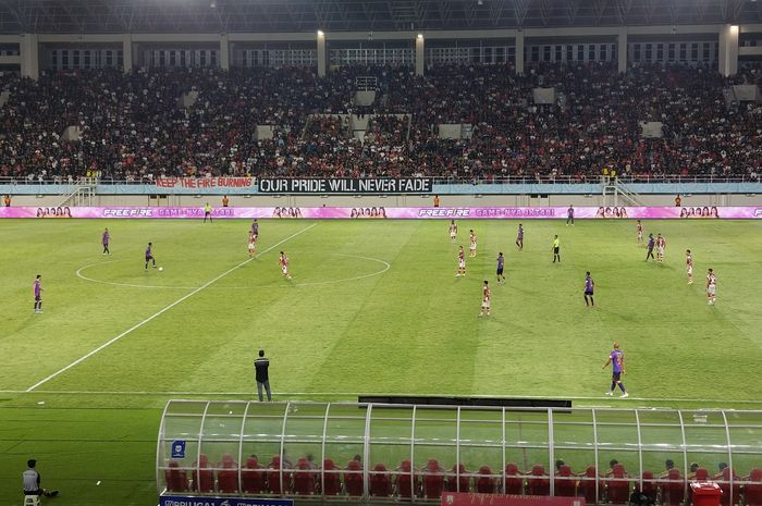 Suasana pertandingan antara Persis Solo melawan RANS Nusantara FC pada laga pekan ke-30 Liga 1 2023/2024 di Stadion Manahan, Solo, Sabtu (30/3/2024).