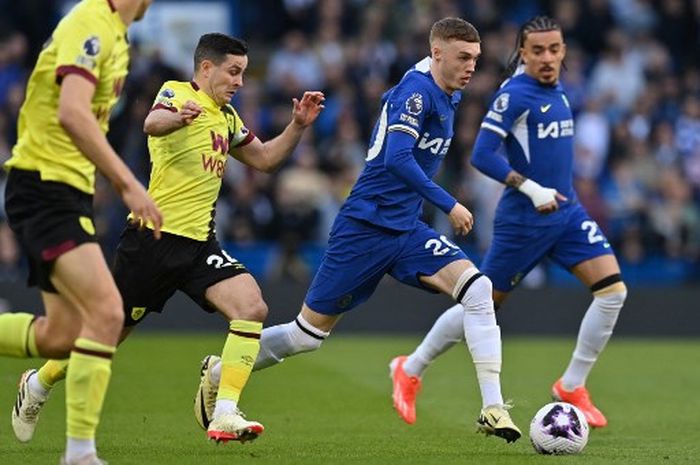 Gelandang Chelsea, Cole Palmer, beraksi dalam laga melawan Burnley di Liga Inggris, Sabtu (30/3/2024) di Stamford Bridge.