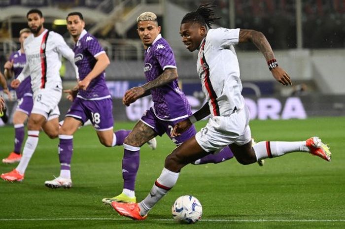 Aksi Rafael Leao dalam laga Fiorentina vs AC Milan di Artemio Franchi pada pekan ke-30 Liga Italia, Sabtu (30/3/2024).