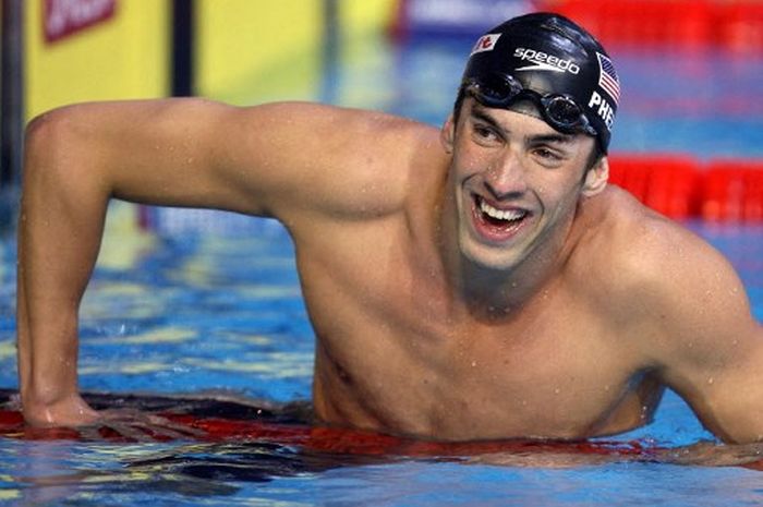 Perenang Michael Phelps merayakan kemenangan di nomor 400 meter gaya ganti perseorangan pada Kejuaraan Dunia Akuatik 2007, 1 April 2007 di Melbourne.