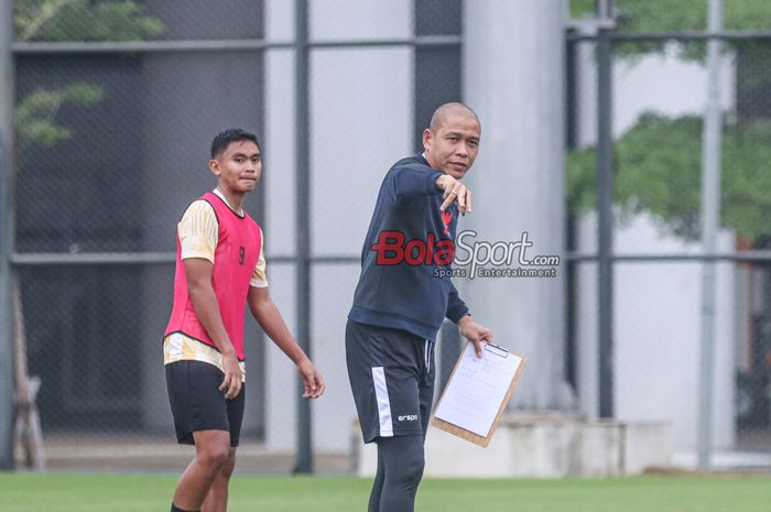 Pelatih timnas U-16 Indonesia, Nova Arianto, sedang memberikan intruksi kepada para pemainnya di Lapangan Latih JIS (Jakarta International Stadium), Jakarta Utara, Minggu (31/3/2024) sore.