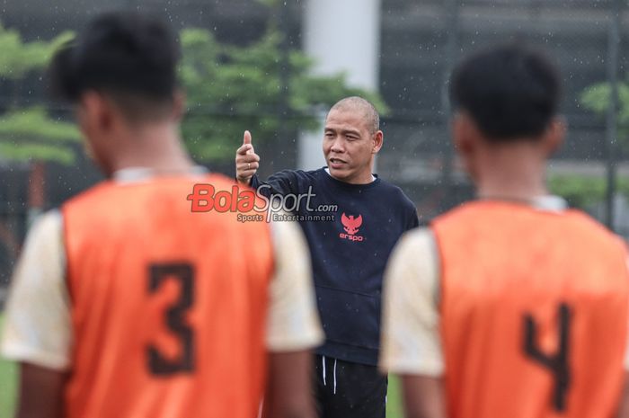 Pelatih timnas U-16 Indonesia, Nova Arianto, sedang memberikan intruksi kepada para pemainnya di Lapangan Latih JIS (Jakarta International Stadium), Jakarta Utara, Minggu (31/3/2024) sore.