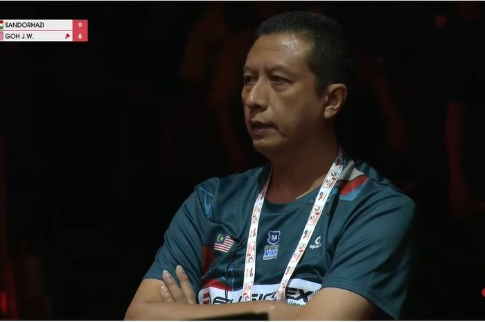 Mantan tunggal putra sekaligus pelatih asal Indonesia, Nova Armada saat mendampingi tunggal putri Malaysia, Goh Jin Wei pada Kejuaraan Dunia 2023.
