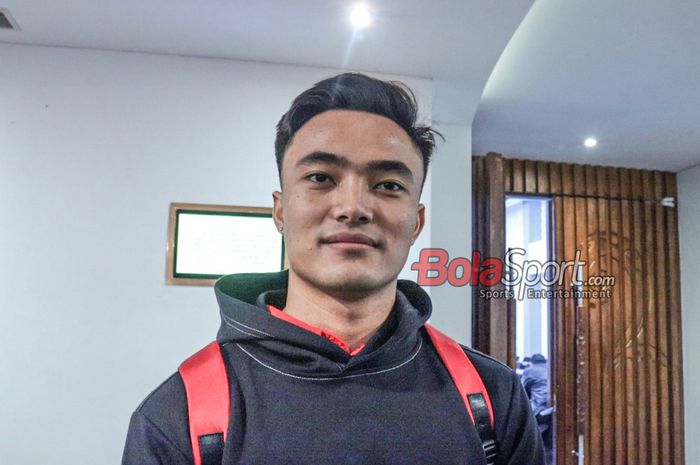 Kiper timnas U-23 Indonesia, Ernando Ari Sutaryadi, sedang memberikan keterangan kepada awak media di Hotel Le Meredien, Sudirman, Jakarta, Senin (1/4/2024) siang.