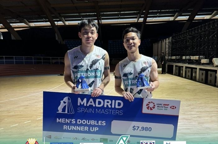 Pasangan ganda putra Malaysia, Roy King/Arif Wan Junaidi, berpose setelah menjadi runner-up Spain Masters 2024, Minggu (31/3/2024).