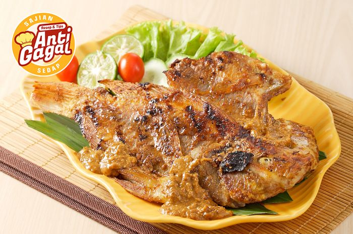 Hidangan ikan bakar bumbu kacang yang cocok untuk lauk makan siang enak.