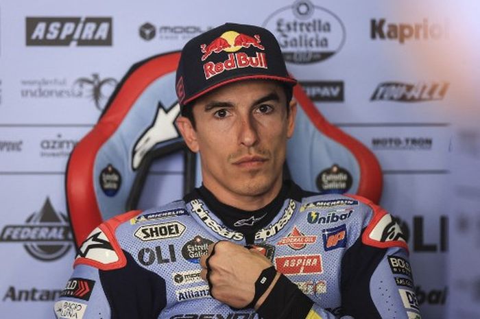 Pembalap Gresini, Marc Marquez, berada di garasi pada hari kedua MotoGP Portugal 2024 di Sirkuit Algarve, 23 Maret.