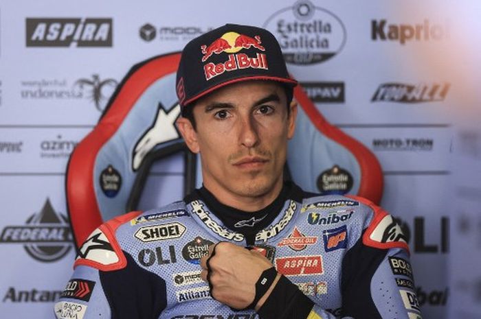 Pembalap Gresini, Marc Marquez, berada di garasi pada hari kedua MotoGP Portugal 2024 di Sirkuit Algarve, 23 Maret.