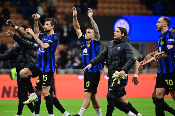 Awak Inter Milan rayakan kemenangan atas Empoli pada lanjutan Liga Italia di Giuseppe Meazza (1/4/2024).