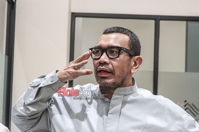 Anggota Komite Eksekutif (Exco) PSSI, Arya Sinulingga, sedang memberikan keterangan kepada awak media di GBK Arena, Senayan, Jakarta, Selasa (2/4/2024) malam.