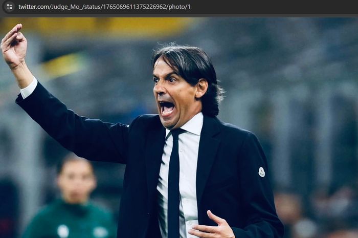 Pelatih Inter Milan, Simone Inzaghi, memberikan instruksi dalam laga melawan Empoli.