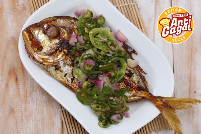 Hidangan ikan bakar siram sambal belimbing yang cocok untuk lauk makan siang enak.