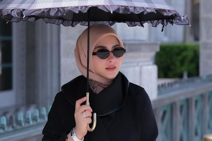 Syahrini dikabarkan hamil anak pertama.