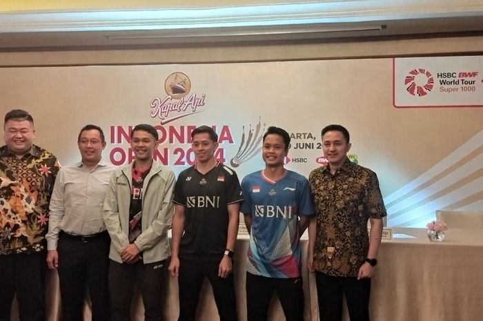 Fajar Alfian/Muhammad Rian Ardianto, Anthony Sinisuka Ginting, dan Ricky Soebagdja dalam konferensi pers menjelang Indonesia Open 2024 di Hotel Mulia, Senayan, Jakarta, Selasa (2/4/2024).