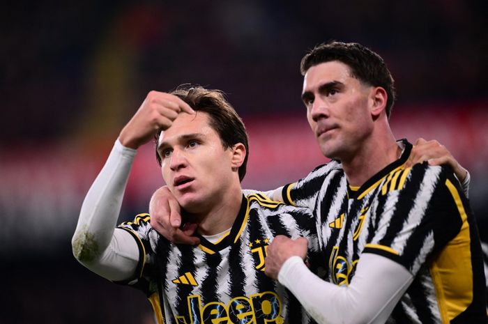 Duo Federico Chiesa (kiri) dan Dusan Vlahovic mengantarkan satu kaki Juventus di final Coppa Italia 2023-2024 usai mengalahkan Lazio.