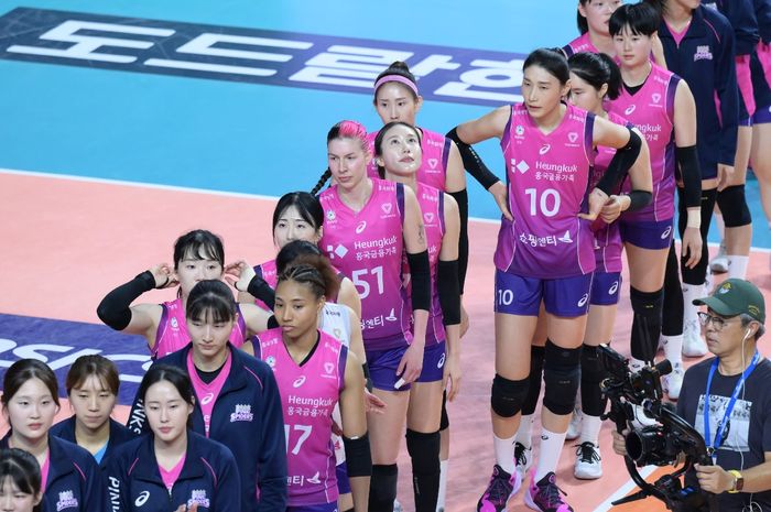 Ekspreksi kekecewaan Kim Yeon-koung dan para pemain Incheon Heungkuk Life Pink Spiders saat harus kembali menjadi runner-up pada Liga Voli Korea 2023-2024