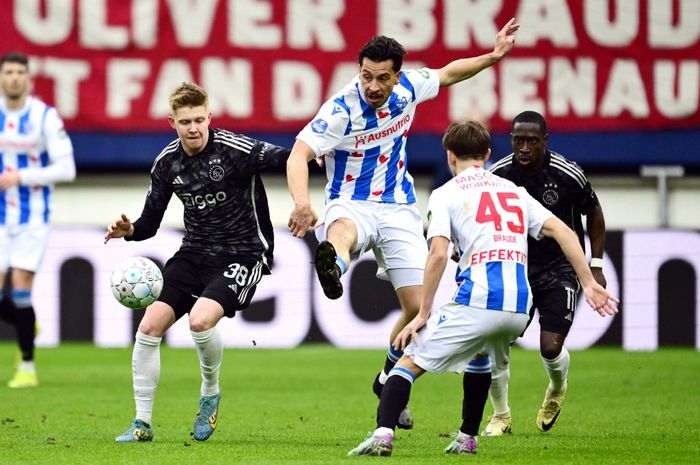 Aksi Thom Haye (tengah) saat Heerenveen menghadapi Ajax Amsterdam. Gelandang timnas Indonesia ini sudah mencetak 4 gol dan 2 assist di Liga Belanda 2023-2024.