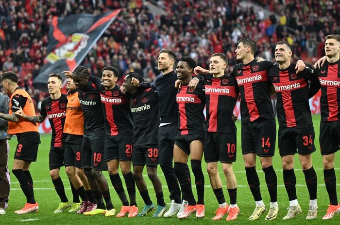 Xabi Alonso (tengah) bersama para pemain Bayer Leverkusen saat merayakan kemenangan tim. 