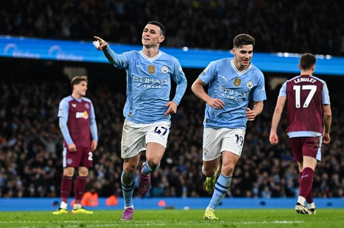 Phil Foden (kiri) mencetak gol tiga kali saat Man City menjamu Aston Villa pada lanjutan Liga Inggris di Etihad Stadium (3/4/2024).