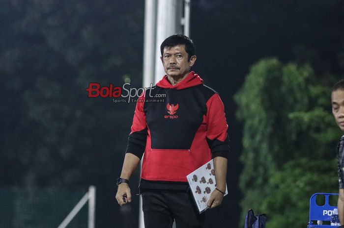 Pelatih timnas U-20 Indonesia, Indra Sjafri, sedang memantau para pemainnya berlatih di Lapangan A, Senayan, Jakarta, Kamis (4/4/2024) malam.