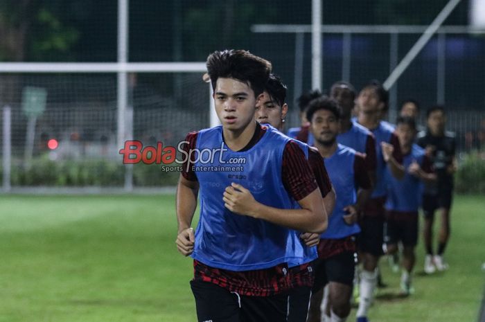 Ji Da-bin (depan) sedang melakukan pemanasan lari dengan sejumlah pemain timnas U-20 Indonesia di Lapangan A, Senayan, Jakarta, Kamis (4/4/2024) malam