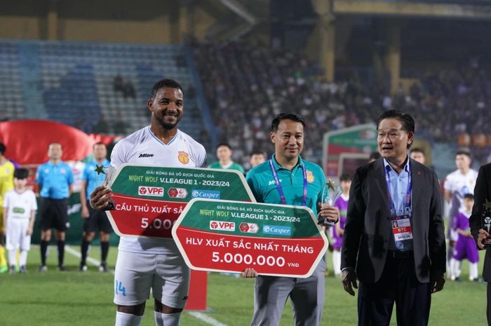 Rafaelson menerima penghargaan Pemain Terbaik Bulan Ini untuk ketiga kalinya di Liga Vietnam 2023/2024.