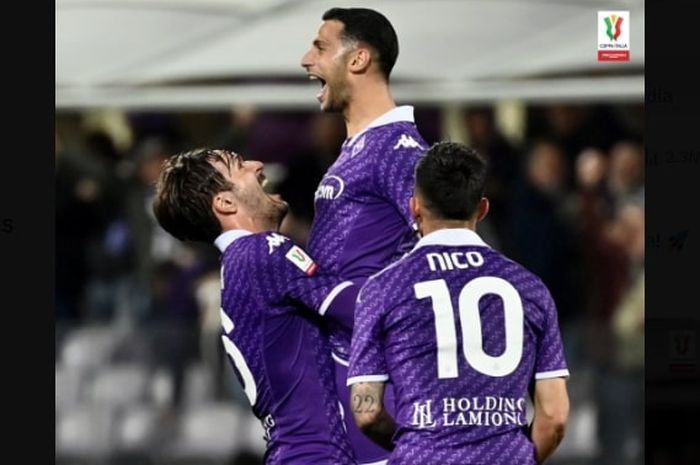 Rolando Mandragora (tengah) cetak gol spektakuler Fiorentina ke gawang Atalanta pada leg 1 semifinal Coppa Italia di Artemio Franchi (3/4/2024). La Viola selangkah maju bersama Juventus menuju final.