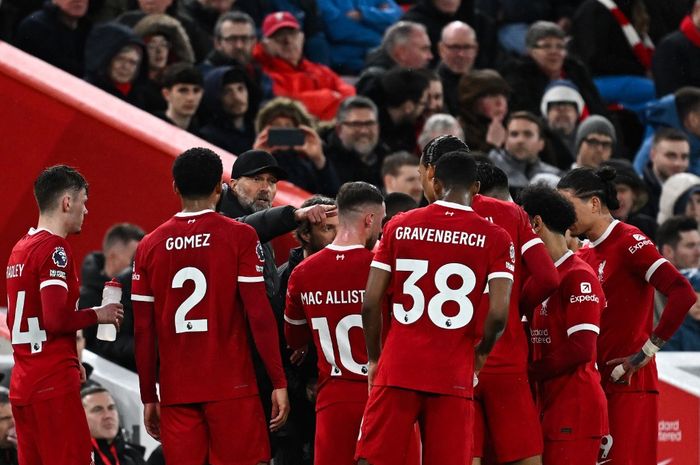 Momen para pemain Liverpool berada di pinggir lapangan dengan 2 pemain muslim, Mohamed Salah dan Ibrahima Konate berbuka puasa saat laga melawan Sheffield United.