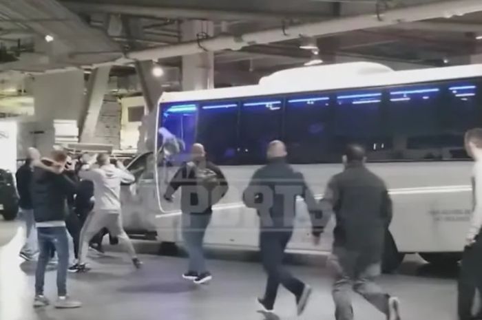 Tangkapan layar rekaman video saat gerombolan Conor McGregor menyerang bus yang ditumpangi Khabib Nurmagomedov pada 5 April 2018.