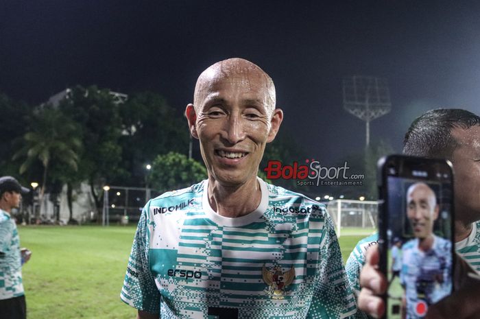 Pelatih timnas wanita U-17 Indonesia, Satoru Mochizuki, sedang memberikan keterangan kepada awak media di Lapangan B, Senayan, Jakarta, Jumat (5/4/2024) malam.