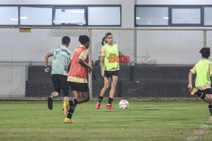 Claudia Scheunemann sedang berlatih bersama timnas wanita U-17 Indonesia di Lapangan B, Senayan, Jakarta, Jumat (5/4/2024) malam.