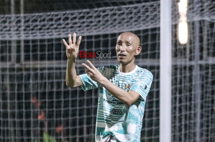 Pelatih timnas wanita U-17 Indonesia, Satoru Mochizuki, sedang memberikan intruksi kepada para pemainnya di Lapangan B, Senayan, Jakarta, Jumat (5/4/2024) malam.