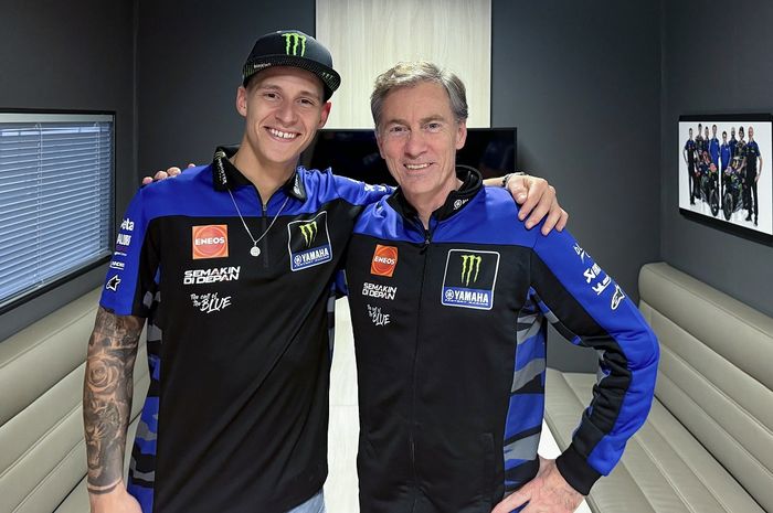 Fabio Quartararo bersama Managing Director Yamaha Motor Racing, Lin Jarvis. Quartararo memperpanjang kontraknya bersama tim pabrikan Yamaha untuk MotoGP 2025-2026. 