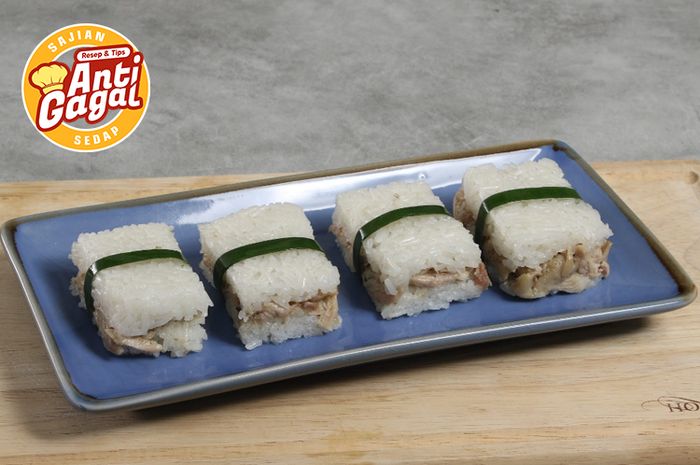 Hidangan lemper ayam.