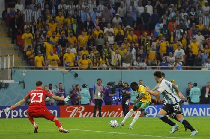 Momen penyerang Australia, Garang Kuol, nyaris menjebol gawang Argentina di Piala Dunia 2022, 3 Desember 2022 di Doha.