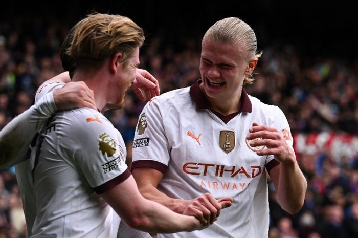 Erling Haaland dan Kevin De Bruyne dalam laga kontra Crsytal Palace di Selhurst Park, Sabtu (6/4/2024).