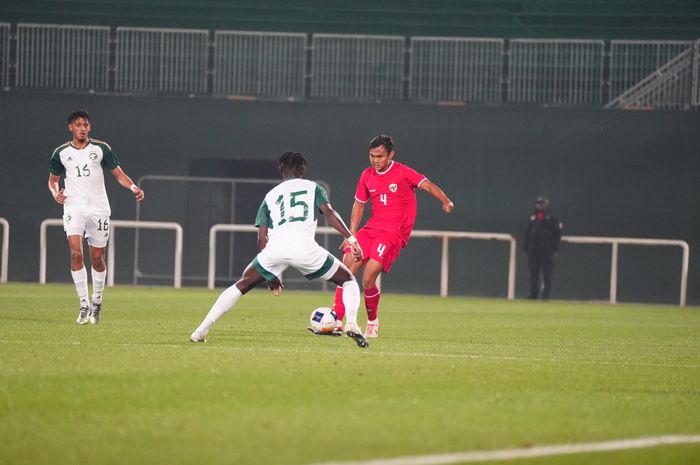  Aksi Komang Teguh saat timnas U-23 Indonesia beruji coba lawan Arab Saudi pada Jumat (5/4/2024) malam WIB di The Stevens Stadium, Dubai, Uni Emirat Arab