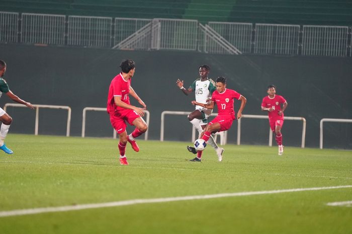 Aksi Dony Tri Pamungkas dan Rafael Struick  saat timnas U-23 Indonesia beruji coba lawan Arab Saudi pada Jumat (5/4/2024) malam WIB di The Stevens Stadium, Dubai, Uni Emirat Arab